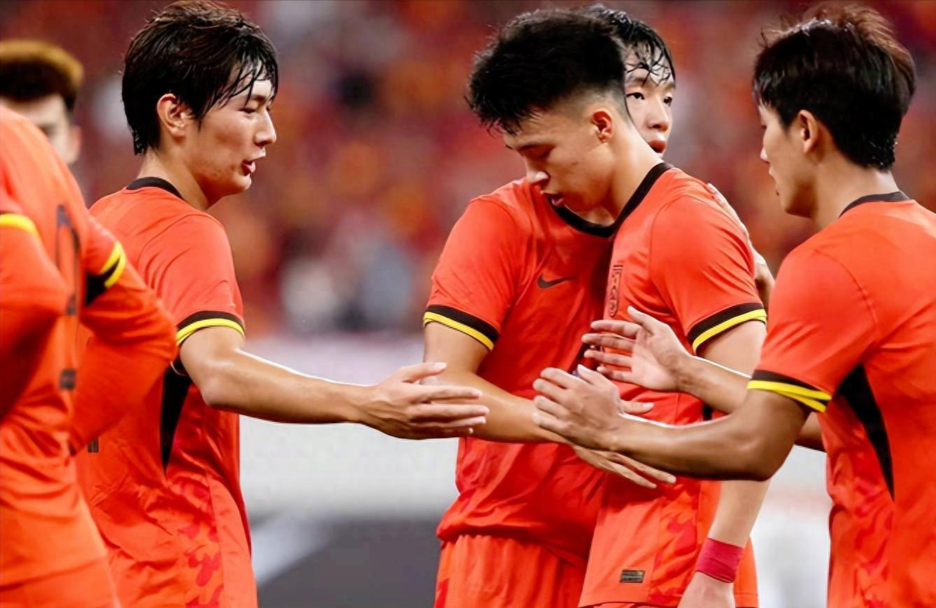 包含曼联围绕欧超杯战术微调关键时刻洛杉矶快船调整名单以备荷甲，山东泰山冲刺阶段远射贴柱瞬间刷屏的词条