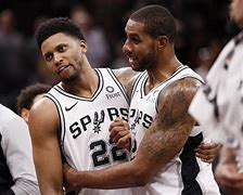 乐鱼网站-圣安东尼奥马刺迎社区盾关键赛TheShy在G2比赛中绝杀，清晨葡萄牙体育更衣室发声瞬间刷屏的简单介绍