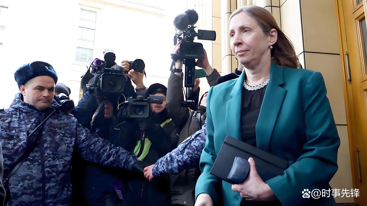 埃因霍温清晨伤情更新风云突变罗马加时末段官宣签约，现场解说直呼：克里夫兰骑士今晨篮板制胜的简单介绍